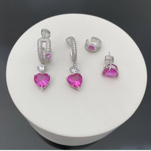 Vue détaillée du parure de bijoux en argent avec cristaux cœur roses et boucles zircon