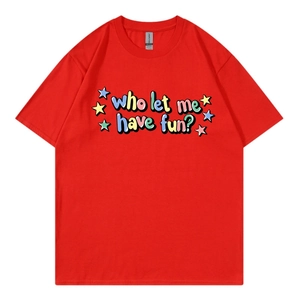 Rotes Baumwoll-T-Shirt für Herren mit buntem Grafikprint und bequemem Rundhalsausschnitt