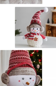 Détail d'un bonhomme de neige de Noël avec bonnet en tricot rouge et étoile décorative