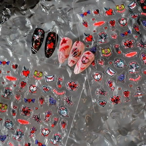 Detail von 5D Halloween Nagelaufklebern mit blutigen Herzen und Gothic-Designs