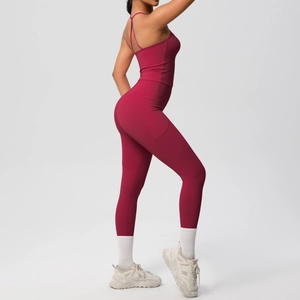 Détail de l'ensemble de yoga rouge vin avec haut à fines bretelles et legging à taille haute