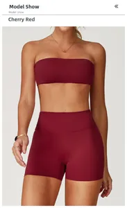 Detail der kirschroten High-Waist Yoga-Shorts und Sport-Top mit elastischer Stoffstruktur