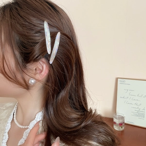 Vista dettagliata di fermagli per capelli perlati con elegante motivo marmorizzato