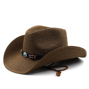 Detail van bruine strooien cowboyhoed met leren band, houten kralen en turkoois-steen