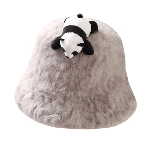 Cappello a secchiello grigio in peluche ecopelliccia con piccolo panda per caldo invernale