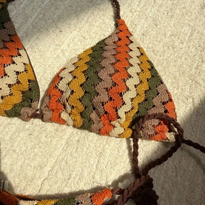 Haut de bikini fait main au crochet avec motifs zigzag colorés et liens tressés