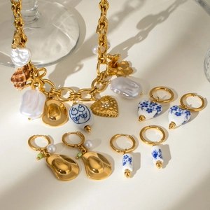 Baroque pearl bracelet and ceramic earrings set in 18k gold plated stainless steel