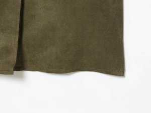 Detalle de costura doble en el dobladillo de la gabardina de ante sintético verde oliva