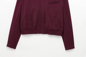 Gros plan du bomber violet foncé avec ourlet élastique et détails de couture précis