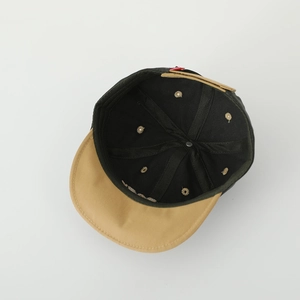 Detail der Baby-Baseballkappe mit sechsteiliger Struktur und weicher khakifarbener Krempe