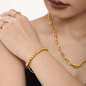 Luxurious 4mm gold beaded bracelet and chain necklace jewelry set on female model