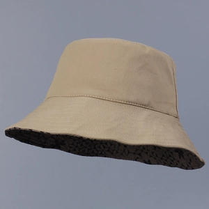 Détail du chapeau de soleil kaki avec doublure florale et coutures en coton durables