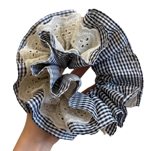 Lace houndstooth scrunchie with checkered fabric and white floral lace trim
