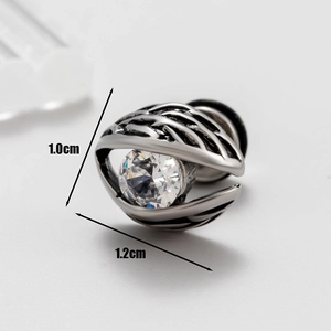 Macro d'une boucle d'oreille en acier vintage avec zircone et mesures 1,0cm et 1,2cm