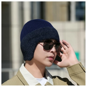 Détail du bonnet en tricot bleu marine avec doublure polaire et protection des oreilles
