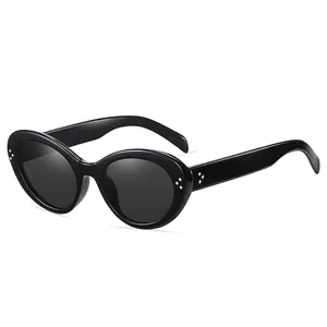 Occhiali da sole chic cat eye neri con punti d'argento e lenti grigio scuro