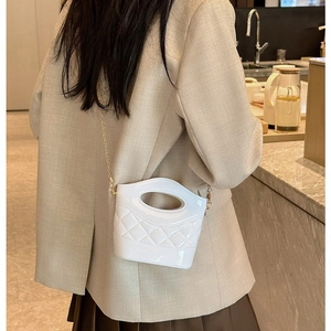 Mini borsa a secchiello bianca trapuntata con catena dorata e tracolla rimovibile
