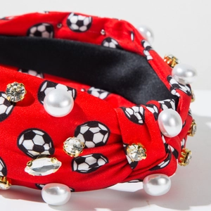 Détail du serre-tête rouge imprimé football avec perles et strass brillants