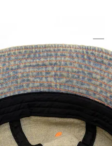 Détail d'un chapeau bob en denim avec bandeau de sudation en coton noir et coutures orange