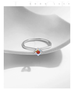 Détail macro de bague en argent S925 avec une pierre carrée en zircone arc-en-ciel