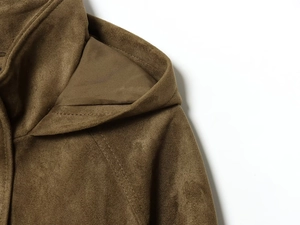 Détail du tissu en suédine vert olive sur le col montant et les coutures de la veste