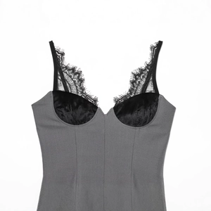 Abito sottoveste aderente da donna con pizzo a ciglia e scollo a V in grigio e nero