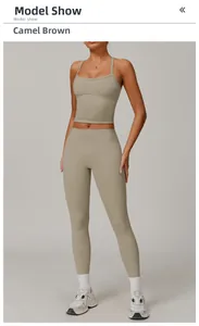 Ensemble de yoga deux pièces marron chameau avec haut court ajusté et legging taille haute