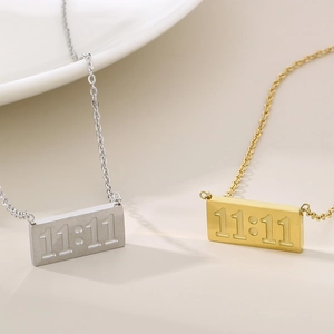 Colliers avec pendentif carré 11:11 minimaliste en acier inoxydable doré et argenté
