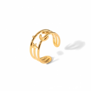 Détail d'une bague ajustable dorée à trois couches avec motifs lune et étoile évidés