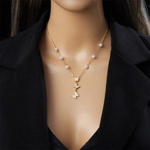 Collana retrò in acciaio al titanio con perle bianche e ciondolo a tripla farfalla con frange