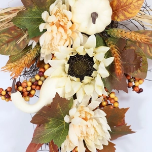 Detail von Herbst-Türhänger mit weißen Kürbissen, Sonnenblumen und Ahornblättern