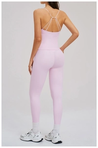 Détail d'un ensemble rose avec dos croisé à bretelles et legging de sport taille haute