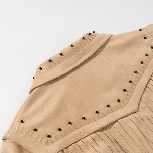 Detail der braunen Wildlederjacke mit schwarzen Perlen und westlichen Fransentexturen