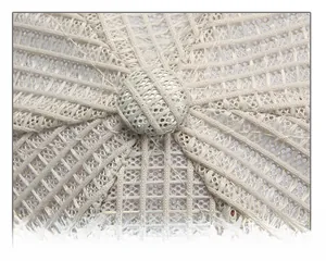 Vue détaillée des coutures de qualité et du tissu en maille respirante sur le haut