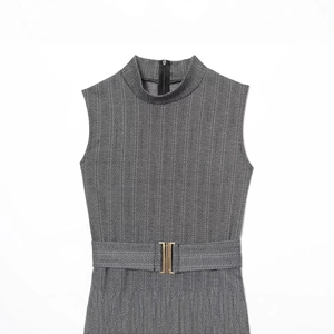 Robe sans manches à chevrons pour femmes avec col montant et ceinture à boucle dorée chic