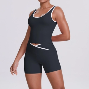 Détail du short de yoga taille haute avec taille en V et liseré blanc contrastant