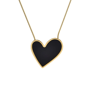 Élégant collier en acier titane doré avec un pendentif asymétrique en forme de cœur noir