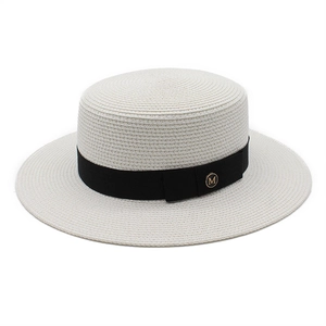 Chapeau canotier élégant en paille blanche avec ruban noir et badge M pour le soleil