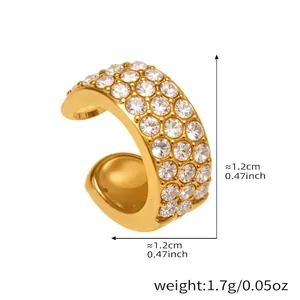 Makroaufnahme der Edelstahl-Ohrklemme mit Zirkonia-Inlay und 18K Gold-Beschichtung