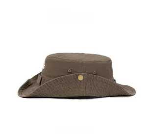 Vue latérale du chapeau de plein air marron foncé avec aérations et broderie montagne