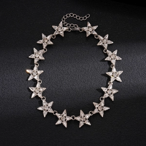 Macro di collana girocollo a stelle argentate con strass su sfondo di pelle nera