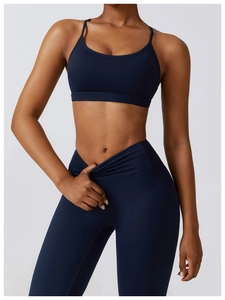 Vue détaillée du legging taille haute bleu marine et du soutien-gorge de sport élastique