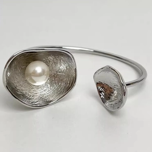 Unregelmäßiger strukturierter Armreif mit Perle und gebürstetem Silber-Finish
