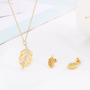 Ensemble élégant collier pendentif et boucles d'oreilles feuilles dorées et zircons