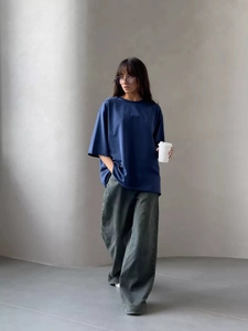 T-shirt oversize in cotone pesante blu scuro con spalle scese e lavaggio vintage