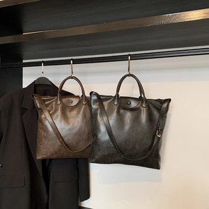Grande borsa tote vintage in pelle marrone scuro e nero per il pendolarismo quotidiano