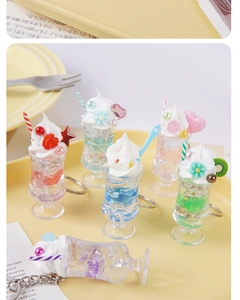Détails de porte-clés mini coupes glacées colorées avec crème et fruits déco