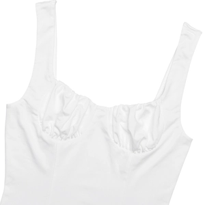 Détail d'une robe blanche sans manches avec buste plissé et larges bretelles