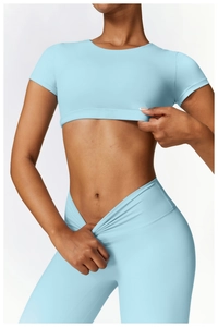 Détail de l'ensemble de yoga bleu clair avec legging taille haute et haut court extensible