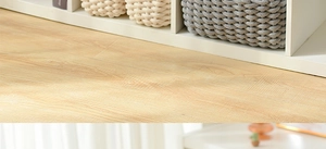 Dettaglio macro di cesti in corda di cotone intrecciata su pavimento in legno chiaro